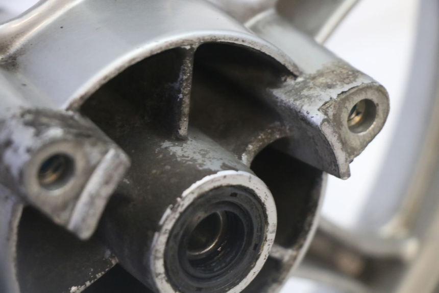 photo de LLANTA DELANTERA Y NEUMÁTICO SUZUKI BURGMAN 125 (2007 - 2014) - Características distintivas