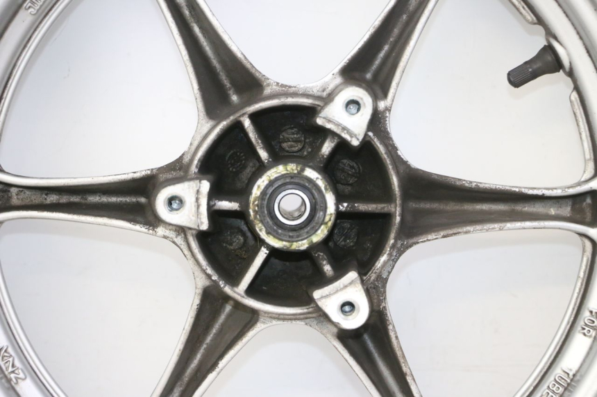 photo de LLANTA DELANTERA Y NEUMÁTICO SUZUKI BURGMAN 125 (2007 - 2014) - Enfoque en la estructura