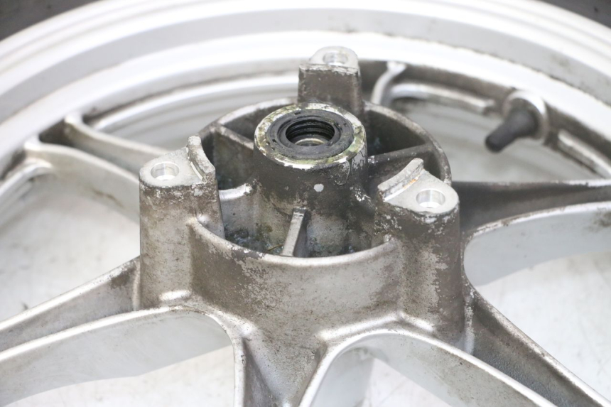 photo de LLANTA DELANTERA Y NEUMÁTICO SUZUKI BURGMAN 125 (2007 - 2014) - Estado de la superficie y material