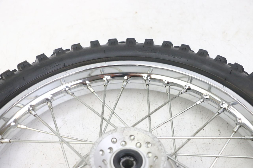 photo de LLANTA DELANTERA Y NEUMÁTICO HONDA CRF-F CRF F 110 (2019 - 2022) - Primer plano técnico