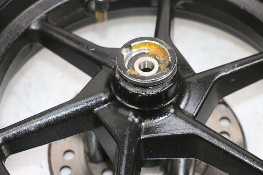 photo de LLANTA DELANTERA Y NEUMÁTICO LONGJIA DIGITA 4T 50 (2019 - 2022) - Primer plano técnico