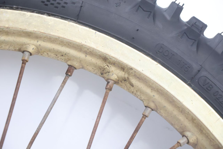 photo de LLANTA DELANTERA Y NEUMÁTICO SUZUKI DR S 600 (1985 - 1989) - Estado de la superficie y material