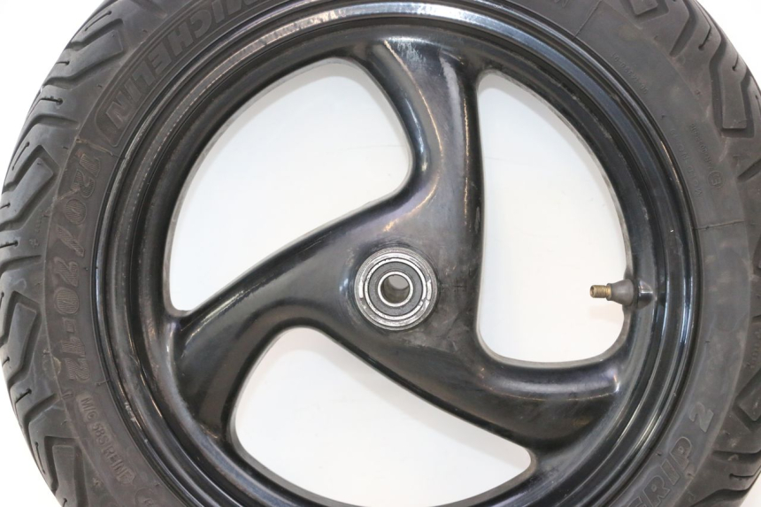 photo de LLANTA DELANTERA Y NEUMÁTICO PEUGEOT ELYSTAR 50 (2002 - 2014) - Primer plano de alta resolución