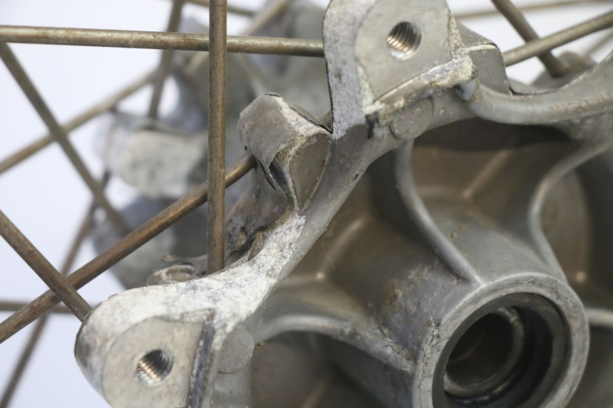 photo de LLANTA DELANTERA Y NEUMÁTICO APRILIA ETX 125 (1998 - 2002) - Características distintivas