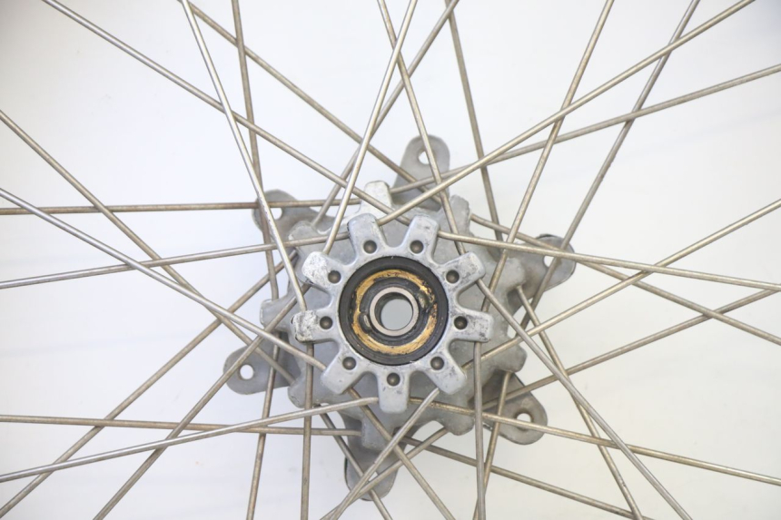 photo de LLANTA DELANTERA Y NEUMÁTICO APRILIA ETX 125 (1998 - 2002) - Primer plano técnico