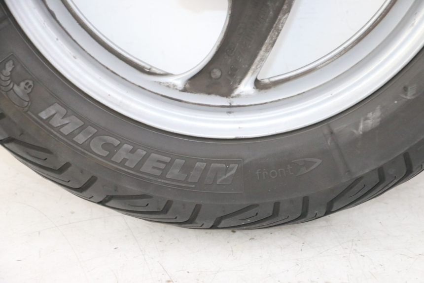 photo de LLANTA DELANTERA Y NEUMÁTICO HONDA FES S-WING SWING ABS 125 (2007 - 2015) - Primer plano de alta resolución