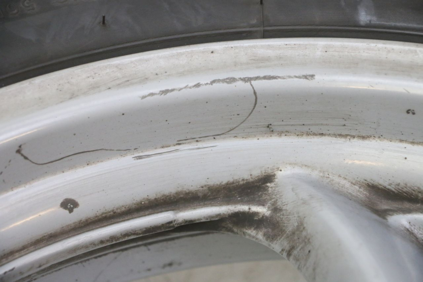 photo de LLANTA DELANTERA Y NEUMÁTICO HONDA FES S-WING SWING ABS 125 (2007 - 2015) - Primer plano técnico