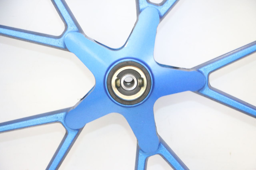 photo de LLANTA DELANTERA Y NEUMÁTICO STAHO FH 50 (2018 - 2019) - Primer plano de alta resolución