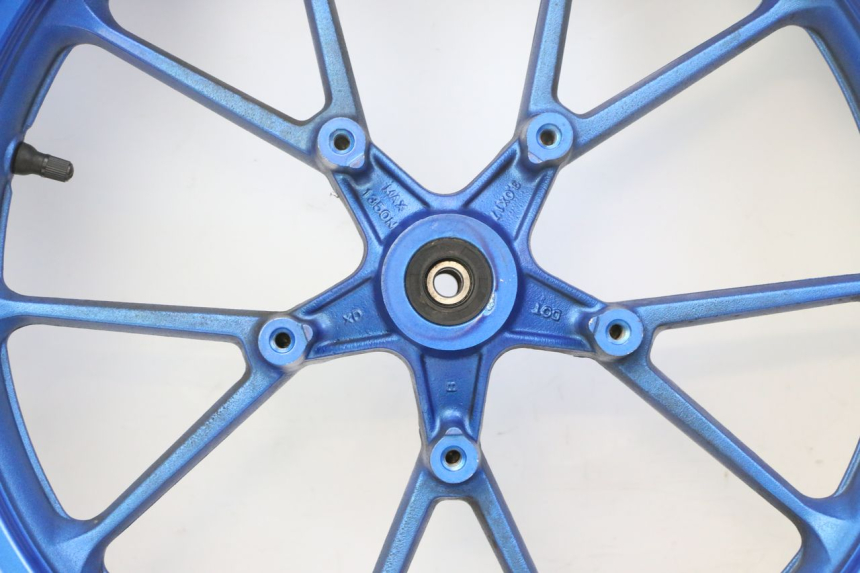 photo de LLANTA DELANTERA Y NEUMÁTICO STAHO FH 50 (2018 - 2019) - Enfoque en la estructura