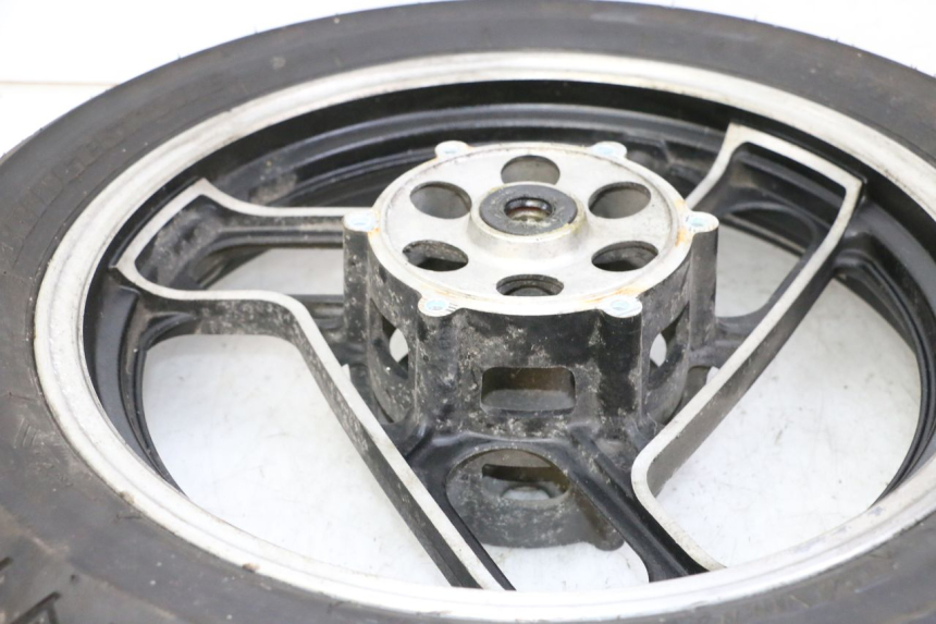 photo de LLANTA DELANTERA Y NEUMÁTICO YAMAHA FJ 36Y 1100 (1984 - 1985) - Primer plano técnico