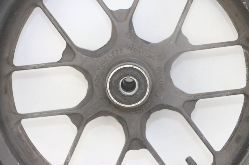 photo de LLANTA DELANTERA Y NEUMÁTICO HONDA FORZA ABS 300 (2013 - 2017) - Zoom sobre los componentes