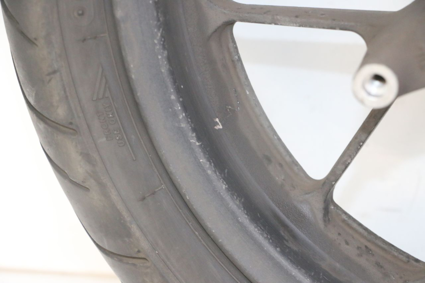 photo de LLANTA DELANTERA Y NEUMÁTICO HONDA FORZA ABS 300 (2013 - 2017) - Primer plano de alta resolución