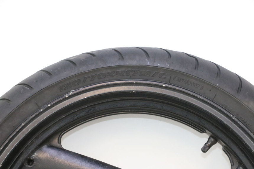 photo de LLANTA DELANTERA Y NEUMÁTICO YAMAHA FZS FAZER 600 (2001 - 2003) - Primer plano de alta resolución