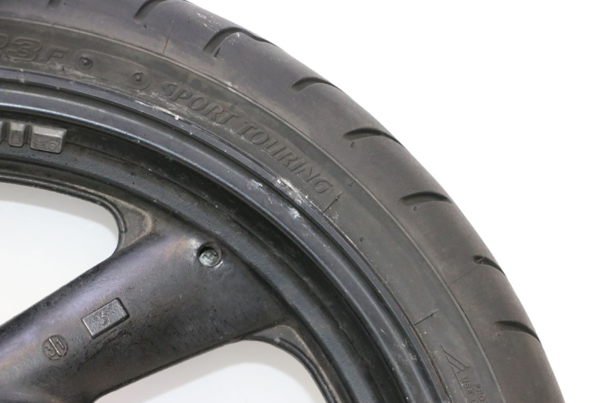 photo de LLANTA DELANTERA Y NEUMÁTICO YAMAHA FZS FAZER 600 (2001 - 2003) - Enfoque en la estructura