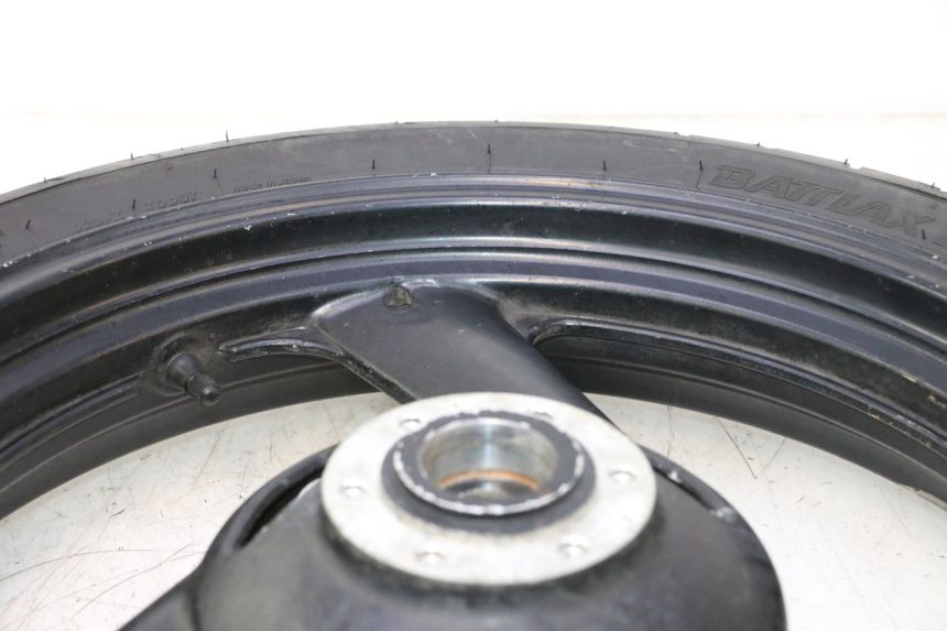 photo de LLANTA DELANTERA Y NEUMÁTICO YAMAHA FZS FAZER 600 (2001 - 2003) - Primer plano técnico