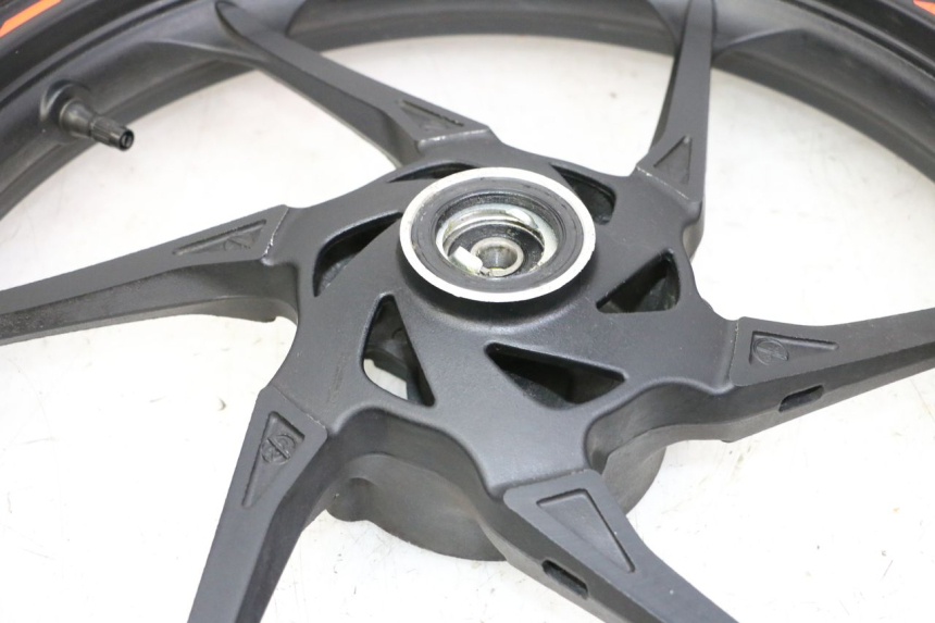 photo de LLANTA DELANTERA Y NEUMÁTICO KIDEN KD125-G 125 (2018 - 2022) - Primer plano técnico