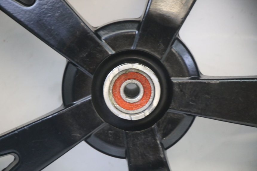 photo de LLANTA DELANTERA Y NEUMÁTICO PEUGEOT KISBEE 4T 50 (2018 - 2022) - Primer plano técnico