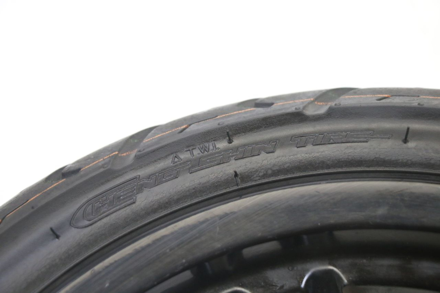 photo de LLANTA DELANTERA Y NEUMÁTICO PEUGEOT KISBEE 4T 50 (2018 - 2022) - Zoom sobre los componentes