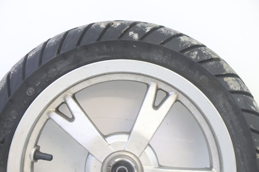 photo de LLANTA DELANTERA Y NEUMÁTICO PEUGEOT KISBEE 4T 50 (2018 - 2022) - Detalle de la pieza