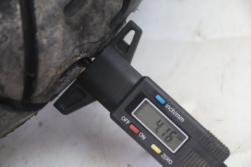 photo de LLANTA DELANTERA Y NEUMÁTICO PEUGEOT KISBEE 4T 50 (2018 - 2022) - Primer plano de alta resolución