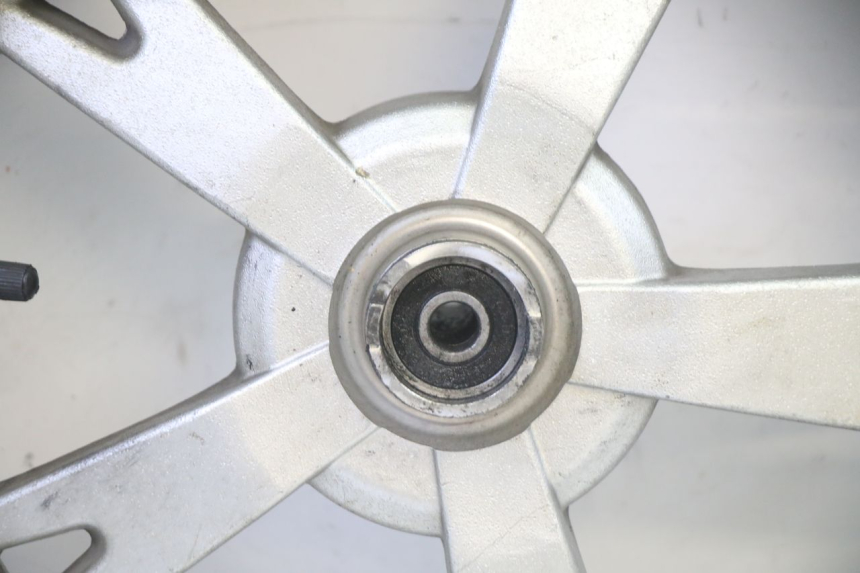 photo de LLANTA DELANTERA Y NEUMÁTICO PEUGEOT KISBEE 4T 50 (2018 - 2022) - Otra perspectiva