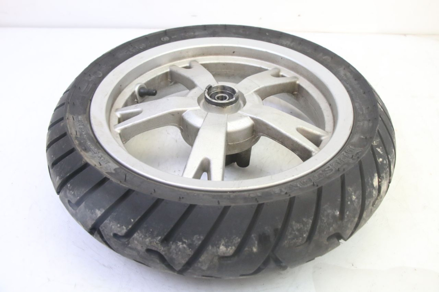 photo de LLANTA DELANTERA Y NEUMÁTICO PEUGEOT KISBEE 4T 50 (2018 - 2022) - Primer plano técnico