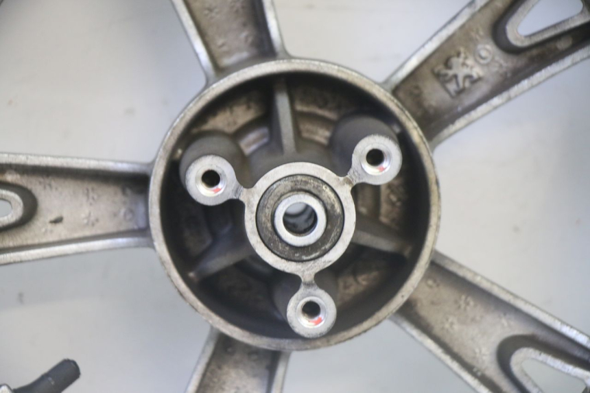 photo de LLANTA DELANTERA Y NEUMÁTICO PEUGEOT KISBEE 4T 50 (2018 - 2022) - Recambio usado revisado