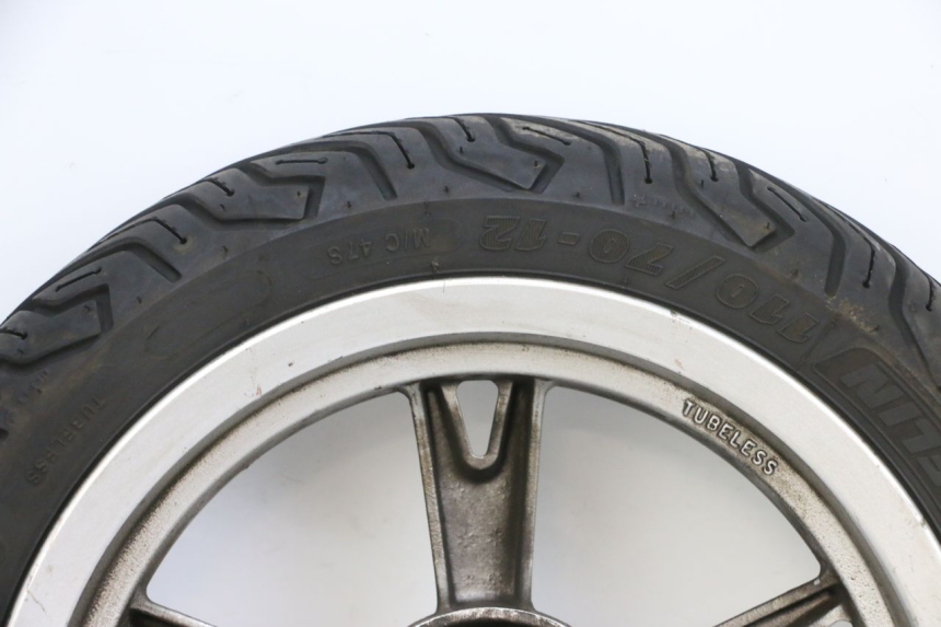 photo de LLANTA DELANTERA Y NEUMÁTICO PEUGEOT KISBEE 4T 50 (2010 - 2017) - Características distintivas