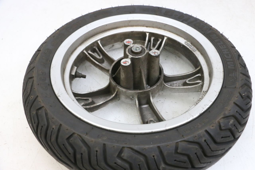 photo de LLANTA DELANTERA Y NEUMÁTICO PEUGEOT KISBEE 4T 50 (2010 - 2017) - Primer plano técnico