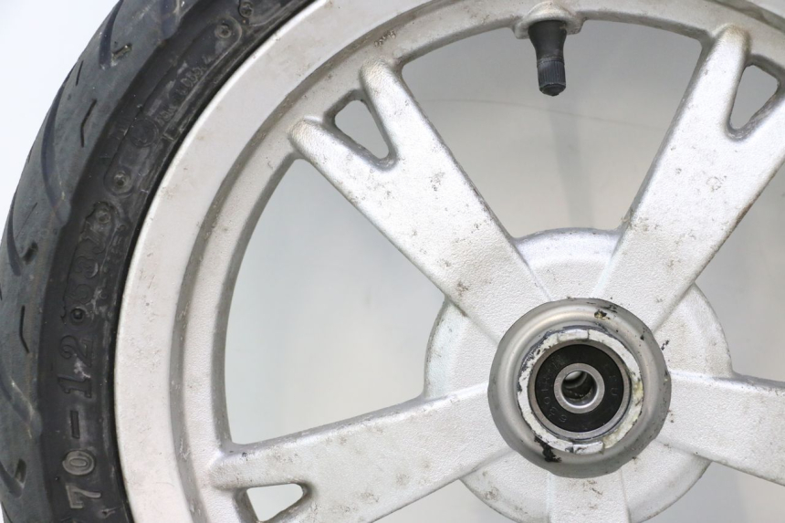photo de LLANTA DELANTERA Y NEUMÁTICO PEUGEOT KISBEE 4T 50 (2010 - 2017) - Características distintivas