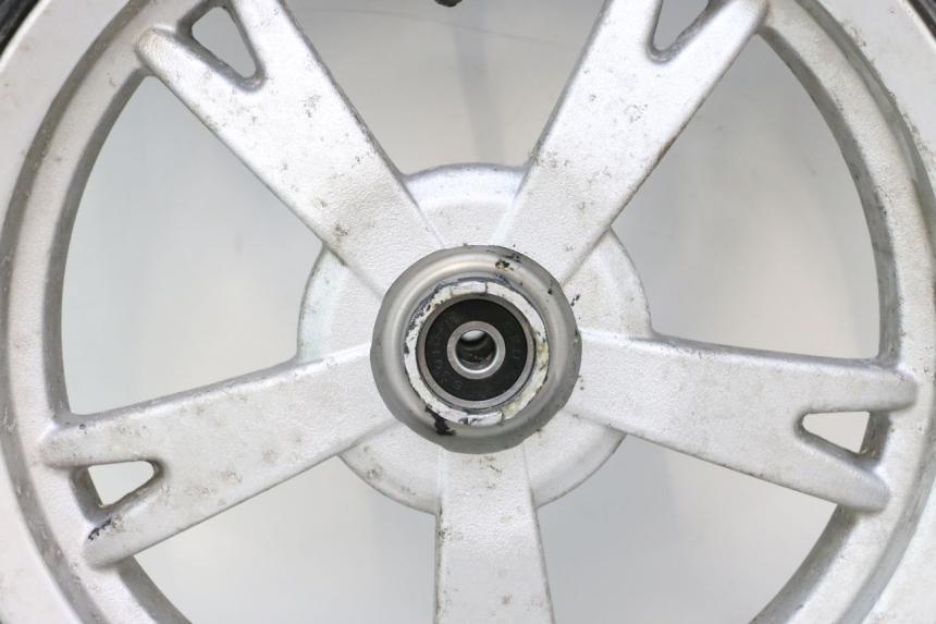 photo de LLANTA DELANTERA Y NEUMÁTICO PEUGEOT KISBEE 4T 50 (2010 - 2017) - Primer plano de alta resolución