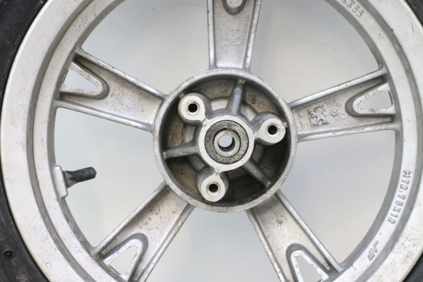 photo de LLANTA DELANTERA Y NEUMÁTICO PEUGEOT KISBEE 4T 50 (2010 - 2017) - Estado de la superficie y material