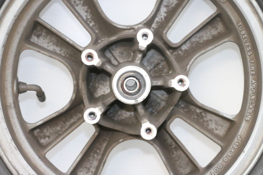 photo de LLANTA DELANTERA Y NEUMÁTICO KYMCO LIKE 125 (2009 - 2016) - Primer plano de alta resolución