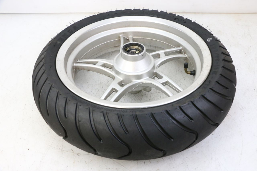 photo de LLANTA DELANTERA Y NEUMÁTICO LONGJIA SHARPY 125 (2020 - 2024) - Primer plano técnico