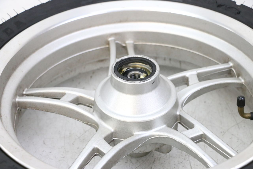 photo de LLANTA DELANTERA Y NEUMÁTICO LONGJIA SHARPY 125 (2020 - 2024) - Detalles de los puntos de fijación