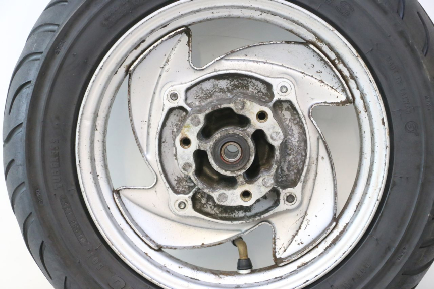 photo de LLANTA DELANTERA Y NEUMÁTICO SYM MIO 50 (2005 - 2010) - Estado de la superficie y material