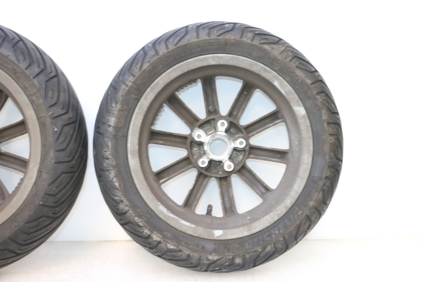 photo de LLANTA DELANTERA Y NEUMÁTICO PIAGGIO MP3 125 (2006 - 2014) - Características distintivas