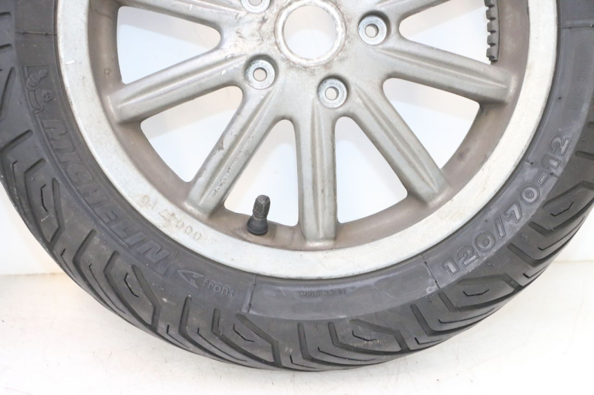 photo de LLANTA DELANTERA Y NEUMÁTICO PIAGGIO MP3 125 (2006 - 2014) - Detalles de los puntos de fijación