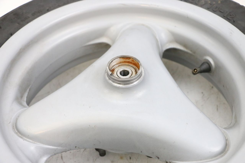 photo de LLANTA DELANTERA Y NEUMÁTICO YAMAHA NEO'S NEOS 2T 50 (1998 - 2007) - Primer plano técnico