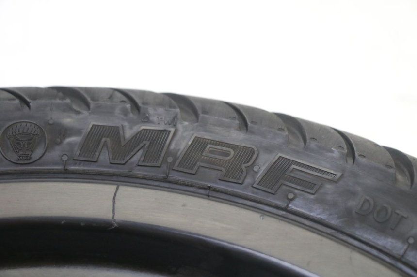 photo de LLANTA DELANTERA Y NEUMÁTICO PIAGGIO NEW TYPHOON 50 (2018 - 2021) - Primer plano de alta resolución