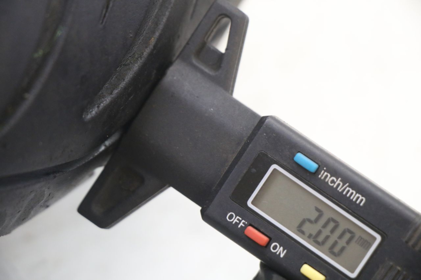 photo de LLANTA DELANTERA Y NEUMÁTICO SYM ORBIT III 3 4T 50 (2021 - 2025) - Primer plano de alta resolución