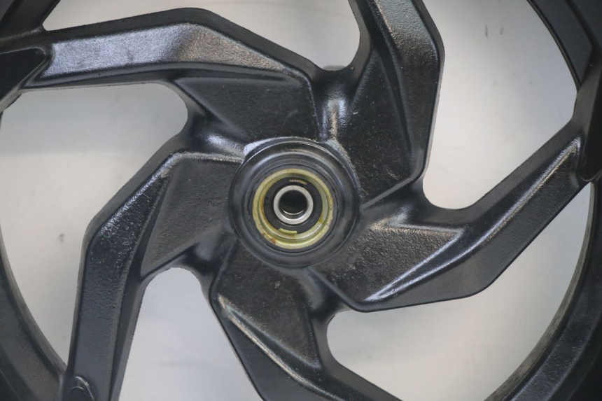 photo de LLANTA DELANTERA Y NEUMÁTICO SYM ORBIT III 3 4T 50 (2021 - 2025) - Primer plano técnico