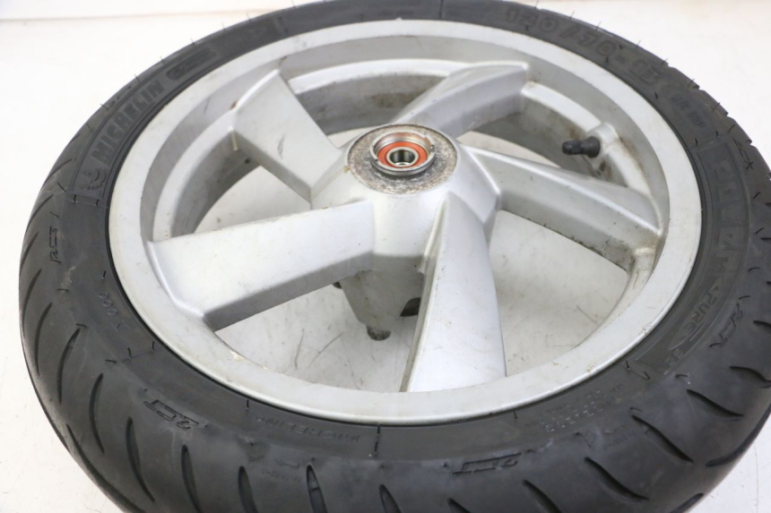 photo de LLANTA DELANTERA Y NEUMÁTICO PEUGEOT CITYSTAR 125 (2011 - 2017) - Primer plano técnico