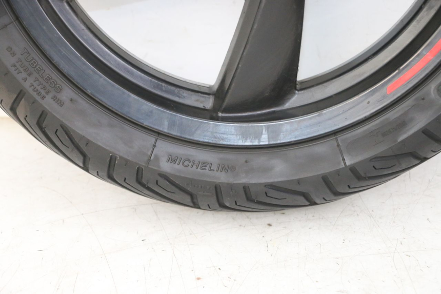 photo de LLANTA DELANTERA Y NEUMÁTICO PEUGEOT CITYSTAR 2T 50 (2018 - 2021) - Primer plano de alta resolución