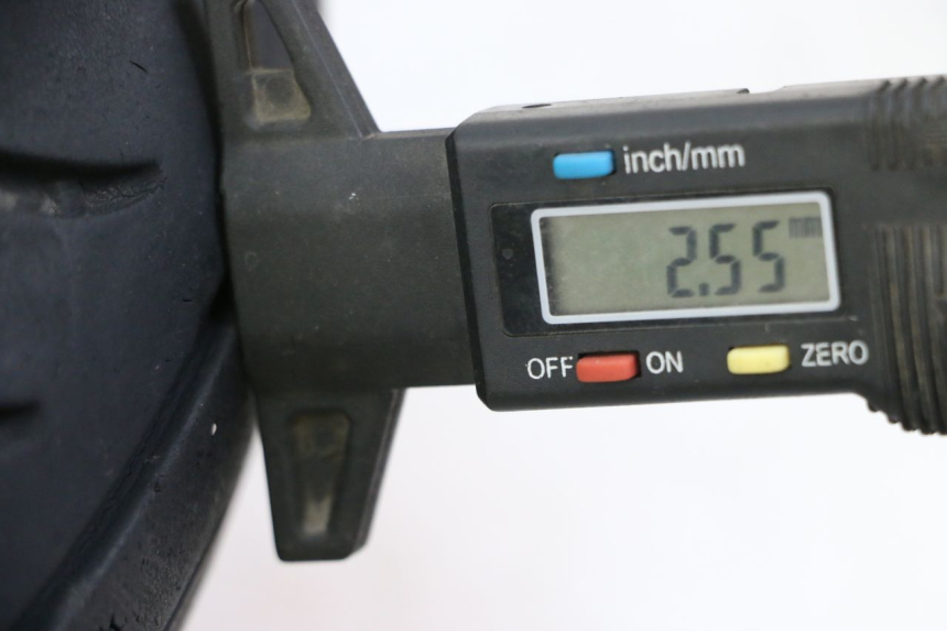 photo de LLANTA DELANTERA Y NEUMÁTICO PEUGEOT KISBEE 4T 50 (2018 - 2022) - Detalle de la pieza