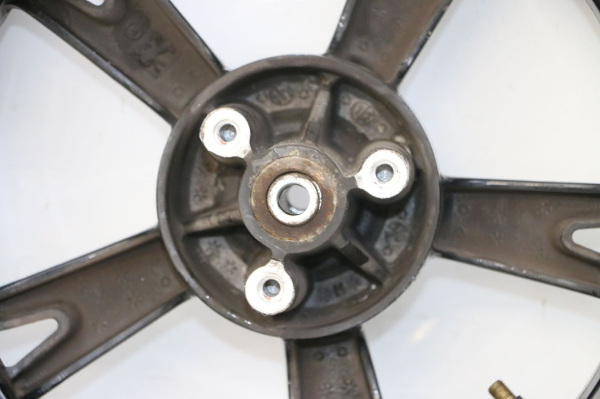 photo de LLANTA DELANTERA Y NEUMÁTICO PEUGEOT KISBEE 4T 50 (2018 - 2022) - Primer plano de alta resolución