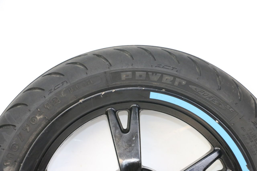 photo de LLANTA DELANTERA Y NEUMÁTICO PEUGEOT KISBEE 4T 50 (2018 - 2022) - Recambio usado revisado