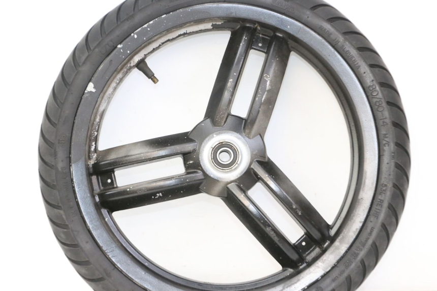 photo de LLANTA DELANTERA Y NEUMÁTICO PEUGEOT LUDIX 50 (2008 - 2017) - Primer plano de alta resolución