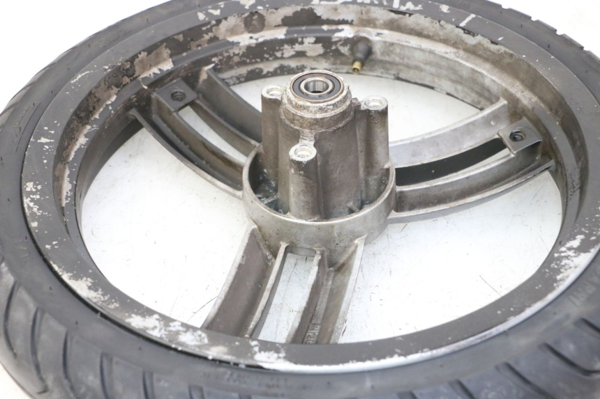 photo de LLANTA DELANTERA Y NEUMÁTICO PEUGEOT LUDIX 50 (2008 - 2017) - Primer plano técnico