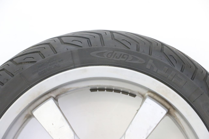 photo de LLANTA DELANTERA Y NEUMÁTICO PEUGEOT SATELIS 125 (2013 - 2018) - Primer plano de alta resolución